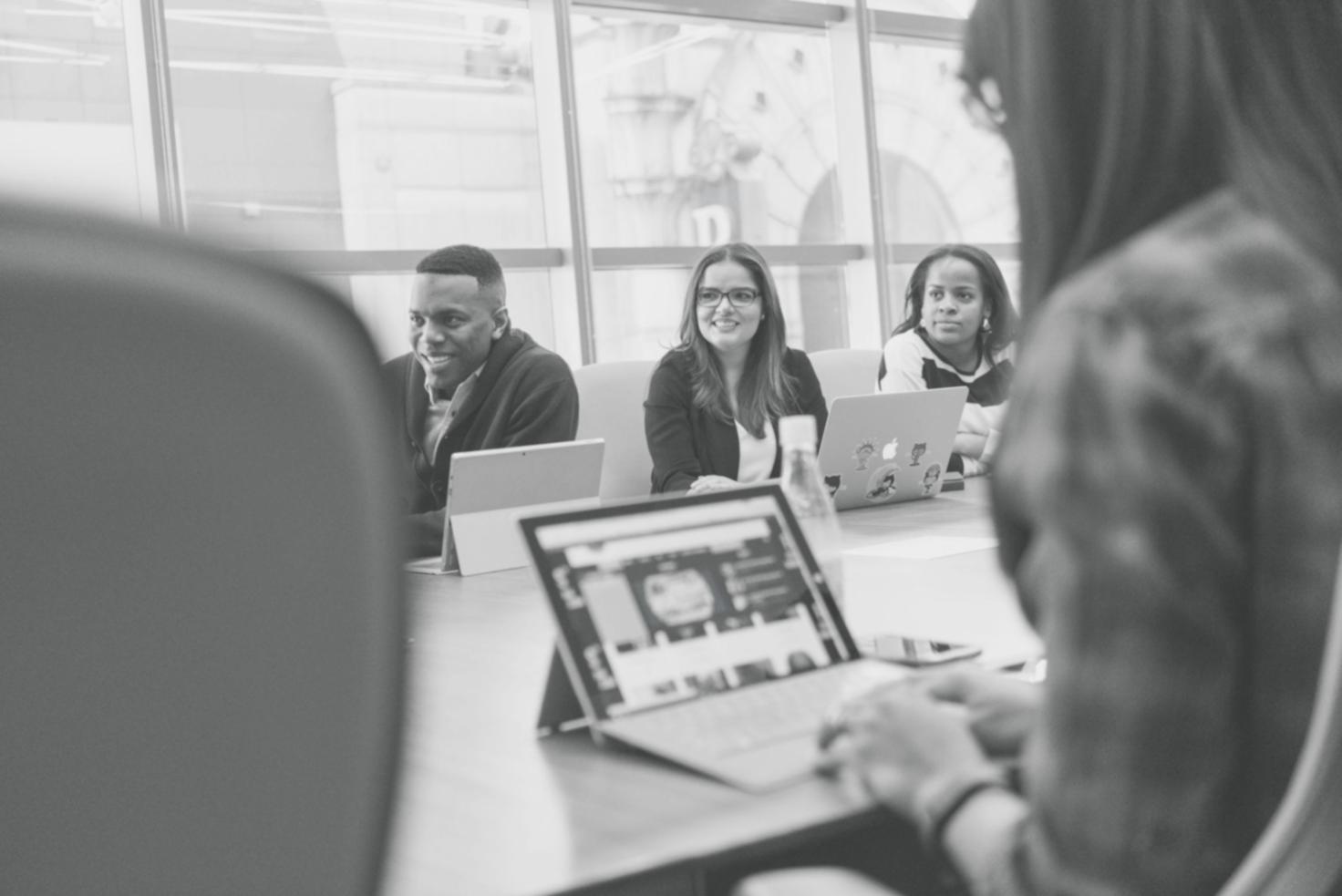 Oficina moderna con espacios de trabajo colaborativo para educación financiera
