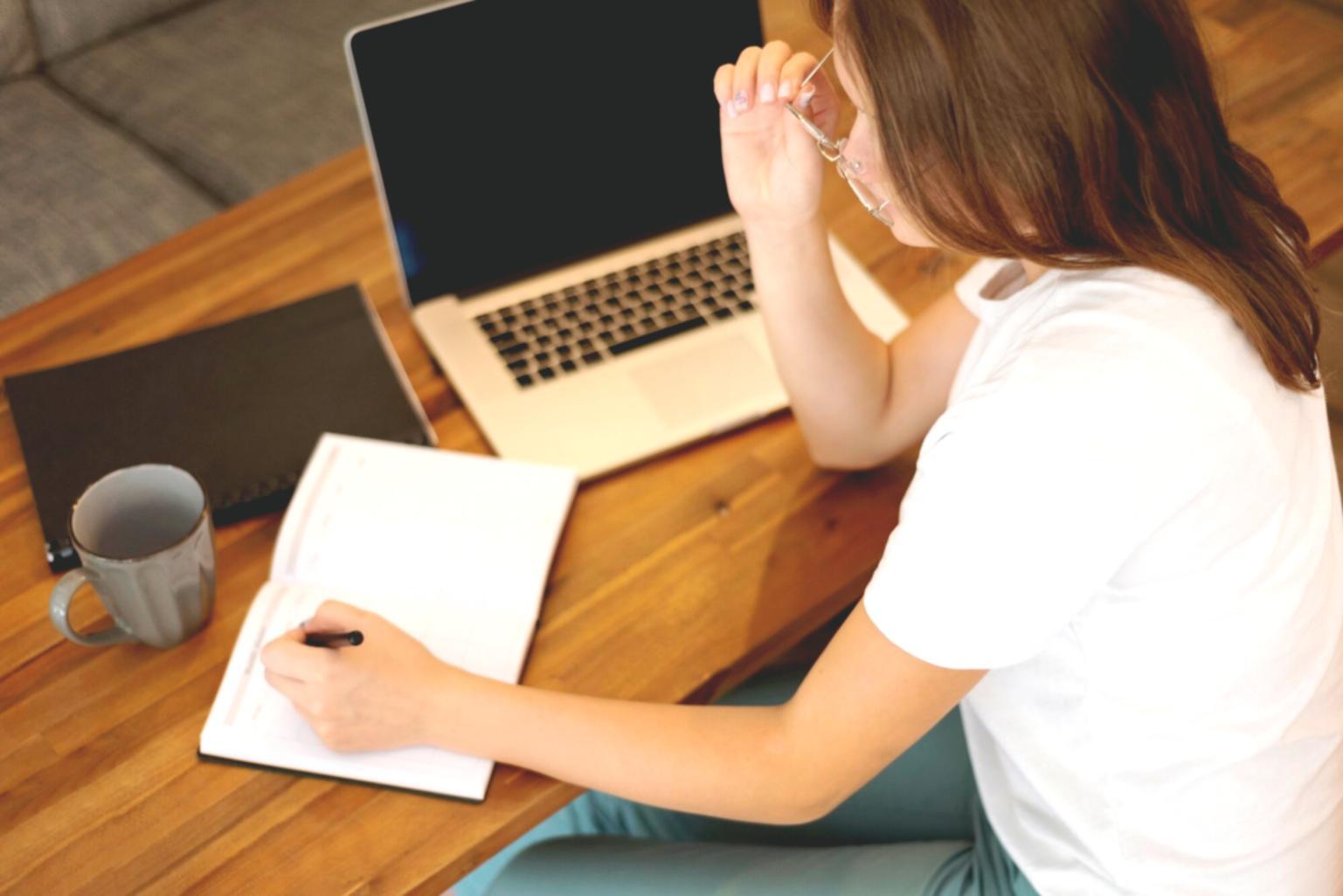 Estudiante organizando documentos financieros en escritorio casero