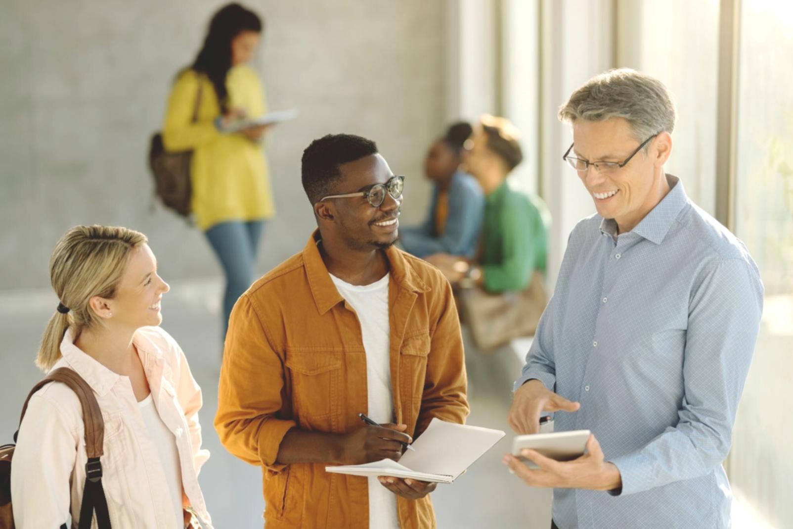 Estudiantes aprendiendo conceptos financieros básicos